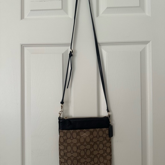 Small Coach crossbody signature series barely used - Picture 5 of 5